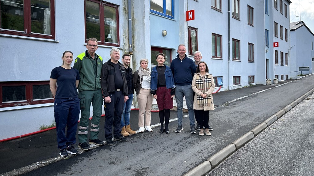 Starvsfólkabygningurin á Klaksvíkar Sjúkrahúsi verður nú umvældur