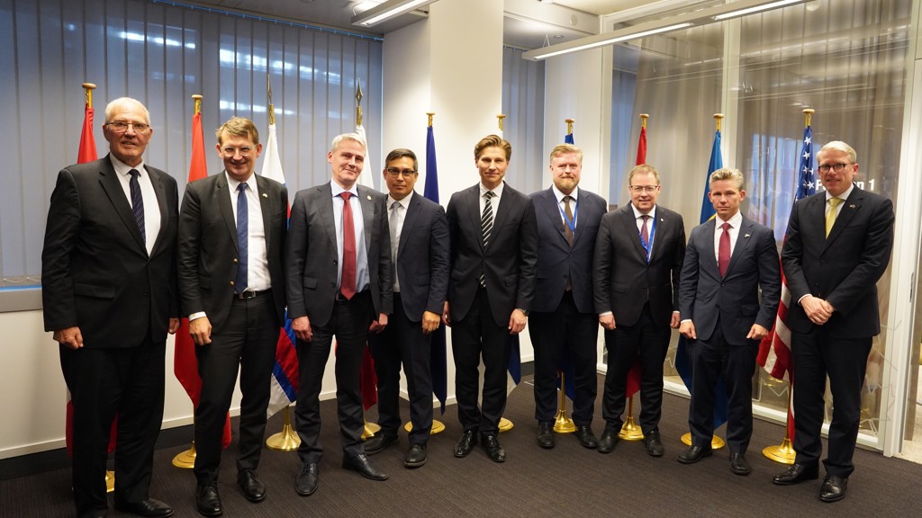 Landsstýrismaðurin á fundi á NATO høvuðssætinum