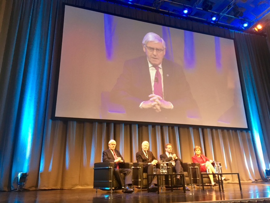 Eftir røðuna, tók landsstýrismaðurin lut í einum pallborðskjaki við Nicola Sturgeon, fyrrverandi íslendska forsetan Ólavi Ragnari Grímsson og íslendska uttanríkisráðharranum Guðlaugi Tór Tórðarsyni.