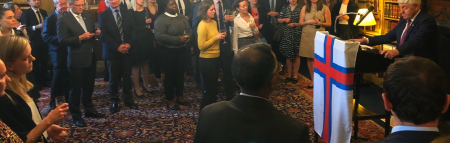 150 fólk vóru til flaggdagshald í London