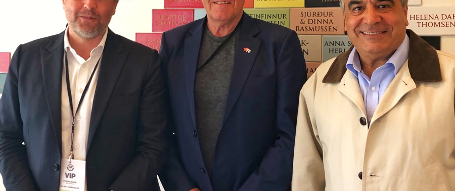 Á myndini eru Svend Ollding, danskur sendiharrin í Turkalandi, Poul Michelsen, landsstýrismaður, og Kenan Ipek, turkiskur sendiharri í Danmark