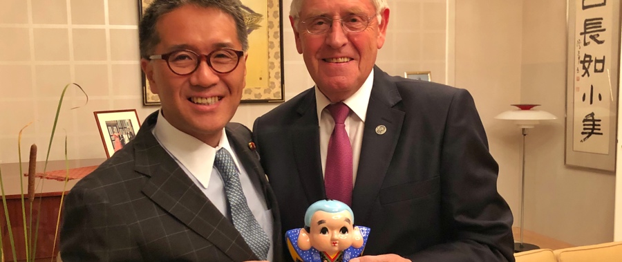 Í gjárkvøldið var Poul Michelsen til døguðra á japanska sendiharrabústaðnum í Keypmannahavn í sambandi við, at japanski matvøru- og umhvørvisráðharrin Tadahiko Ito vitjar í Danmark. Teir umrøddu arbeiðið, sum í løtuni er í gongd at gera ein fríhandilssáttmála millum Føroyar og Japan. Ito er føroyavinur og teir báðir hava fyrr hitst bæði í Føroyum, í Japan og í Danmark. Hann handaði Poul Michelsen eina hepnisgávu – eina siðbundna japanska postalínsmynd, og segði seg fegnast um styrktu sambondini millum Japan og Føroyar seinastu árini.