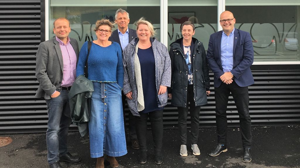 Trivnaðarnevndin vitjar á Almannaverkinum