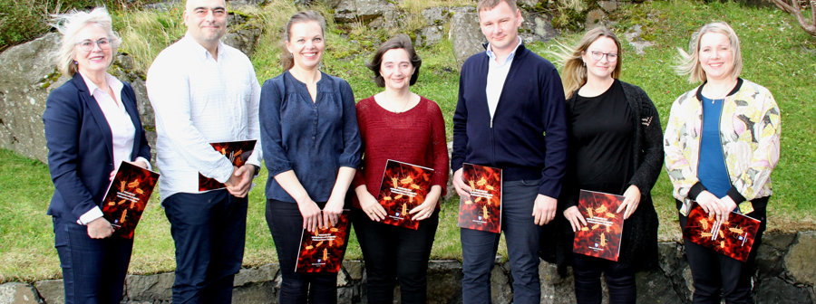 Á myndini eru umboð fyri arbeiðsbólkin saman við landsstýriskvinnuni. Djóni S. Joensen, Shahin Gaini, Lena Lambaa, Súsanna K. Kristiansen, Kristianna L. á Lofti og Irena Nolsø. Á myndini vanta Hans Petur Nielsen og Ingrid Petersen.