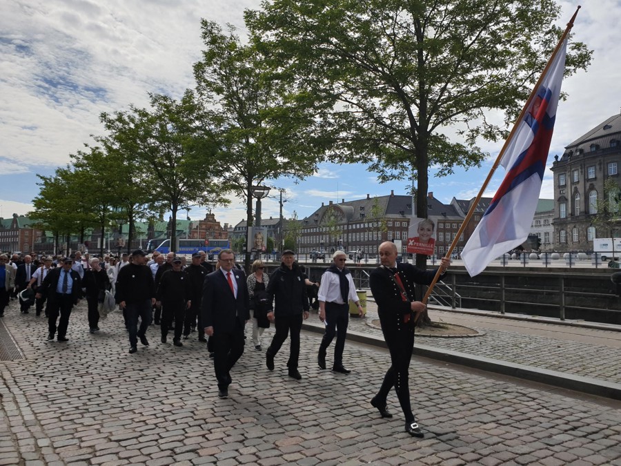 Skrúðgonga við Merkinum á odda