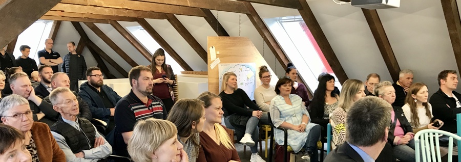 Hópin av fólki vóru komin saman tá ið Íverksetaraportalurin alment varð tikin í nýtslu