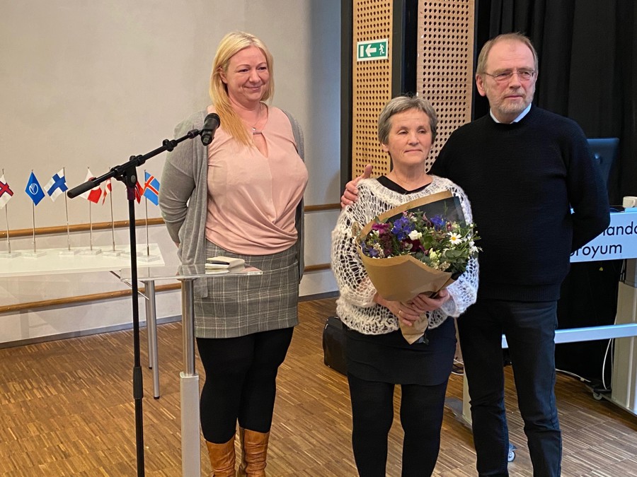 Frá vinstru Turid Christophersen, forkvinna í Norrøna Felagnum, Þóra Þóroddsdóttir og Martin Næs.