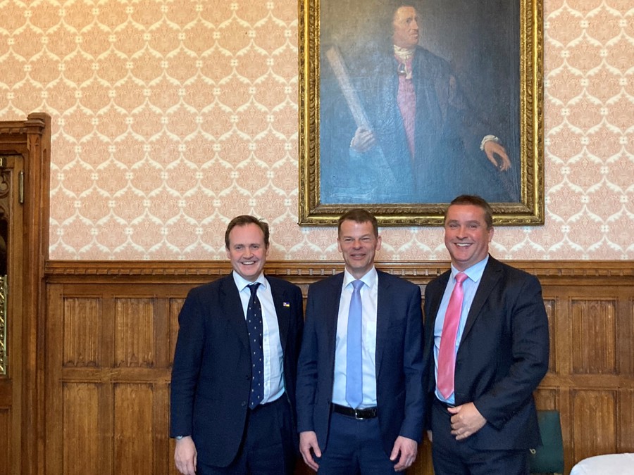 Løgmaður saman við Tom Tugendhat og Angus MacNeil