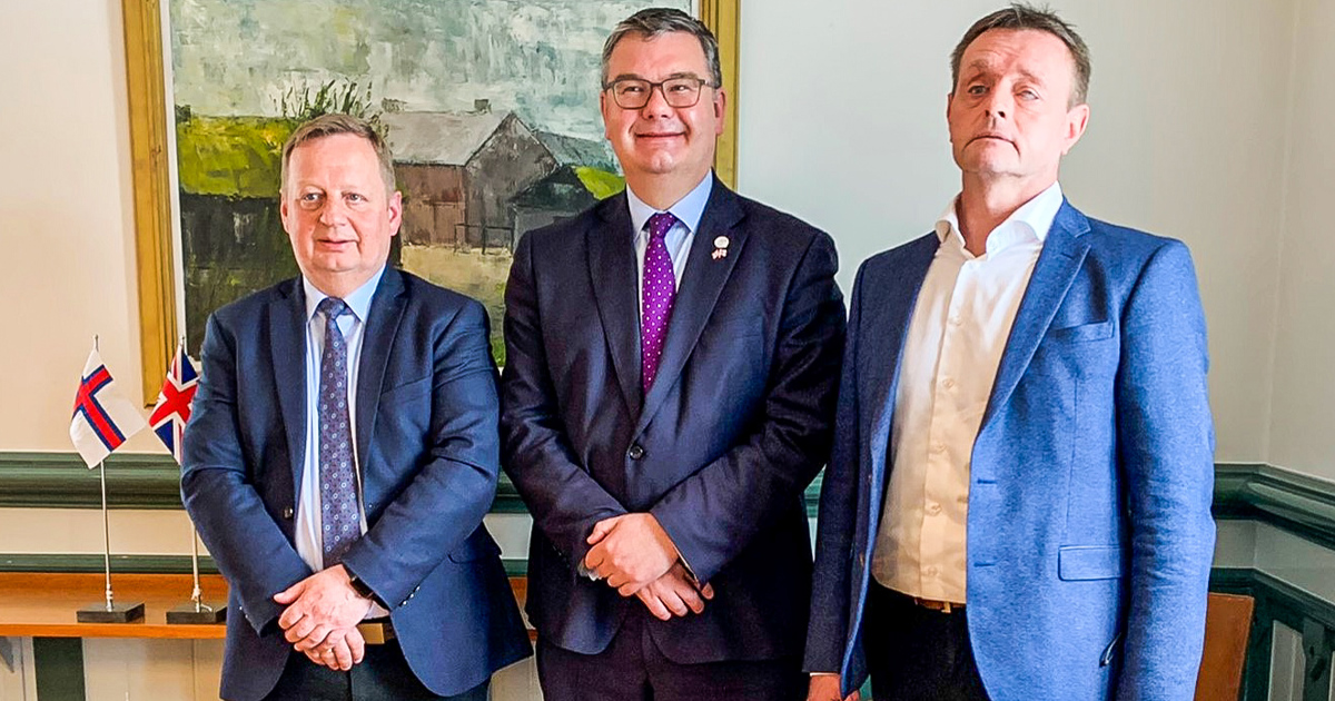Magnus Rasmussen Bretski ráðharrin fyri Skotland, Iain Stewart á fundi við Magnus ...
