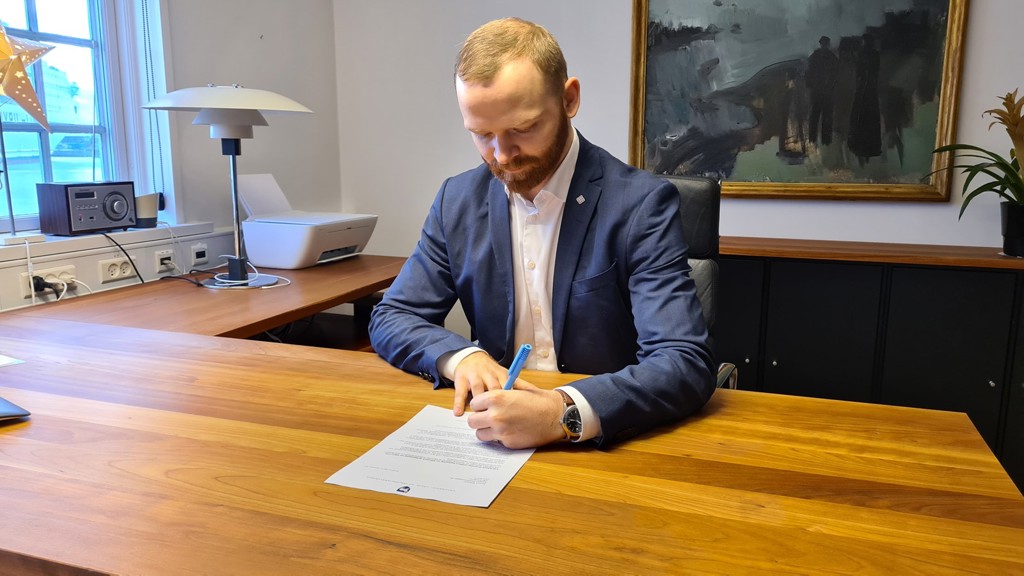 Føroya biskupur fingið boð um, at sammøður kunnu geva sínum børnum sítt eftirnavn
