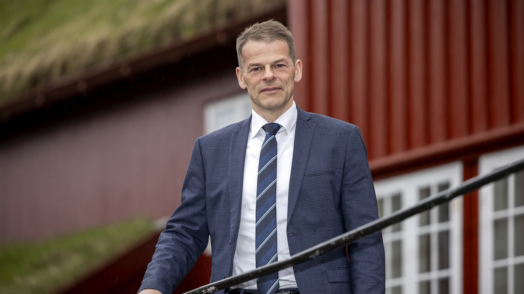 Uttanríkistænastan verður umskipað við denti á handilsframa