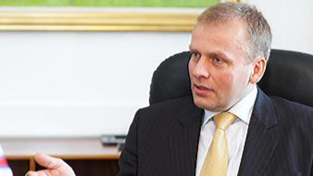 Ein nýggj stjórnarskipan má samsvara við heimastýrislógina og yvirtøkulógina