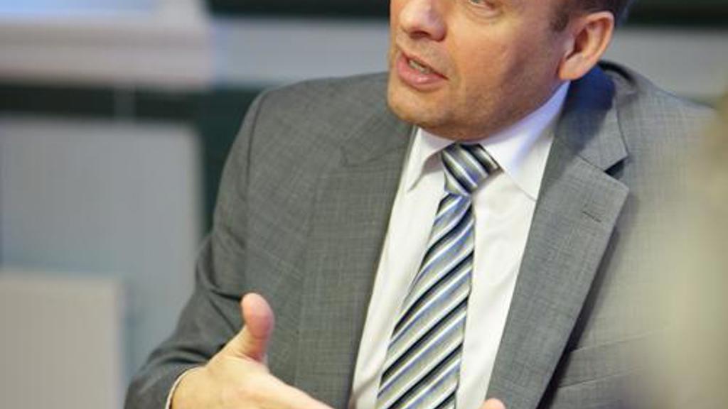 Løgmaður vil hava breiða politiska undirtøku fyri nýggjum sendistovum