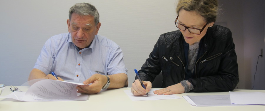 Pál Weihe og Turid Arge skriva undir sáttmála