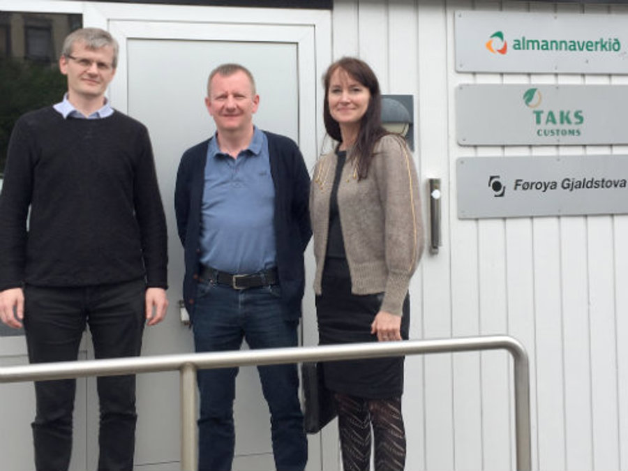 Kristina Háfoss, landsstýriskvinna, saman við Dávur Johannesen, deildarleiðara á Gjaldstovuni, og Jóhan D. Heinesen, deildarleiðara á TAKS
