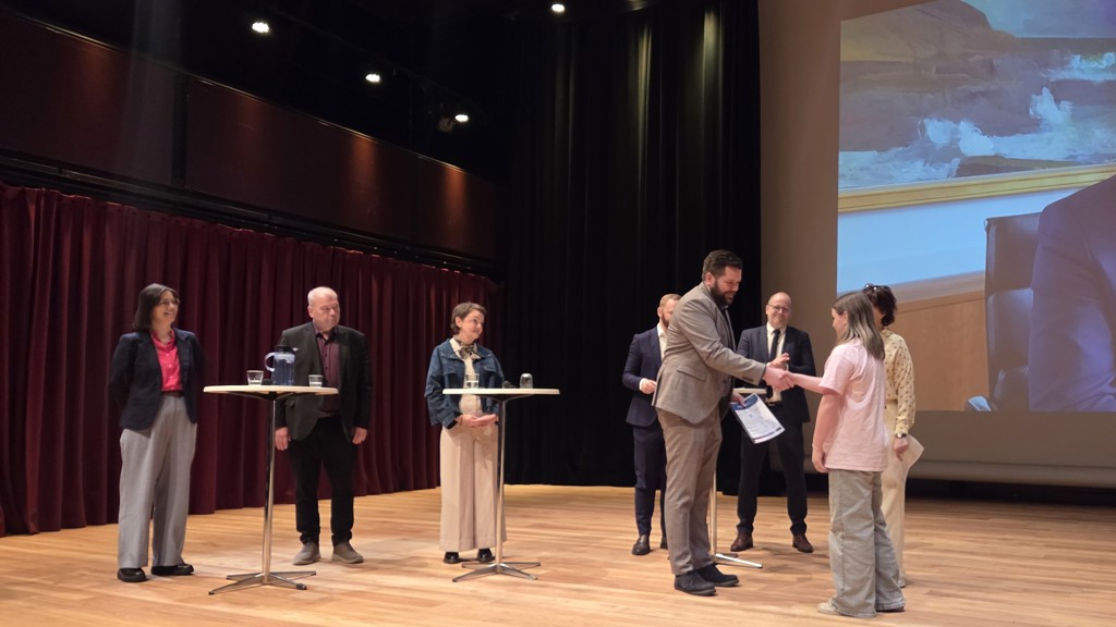 Barna- og ungdómsfrágreiðing handað