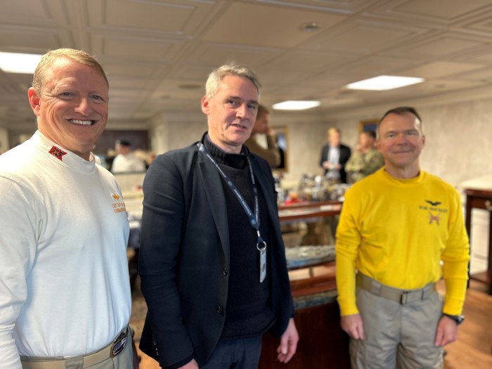 Landsstýrismaðurin og Captain Dave Snowden, Commanding Officer