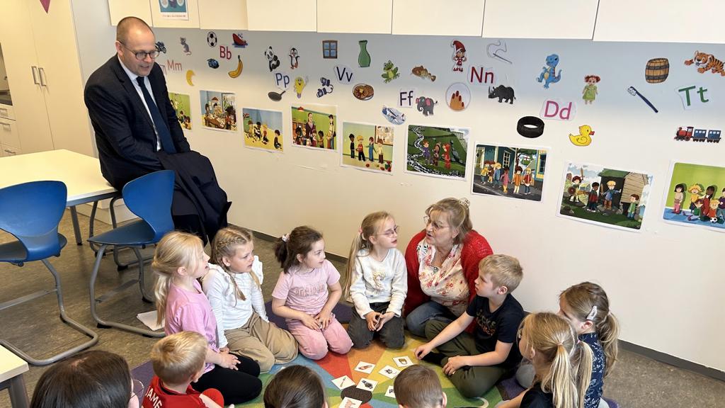 Frískúlin Keldan og Barnahúsið Sellin havt vitjan