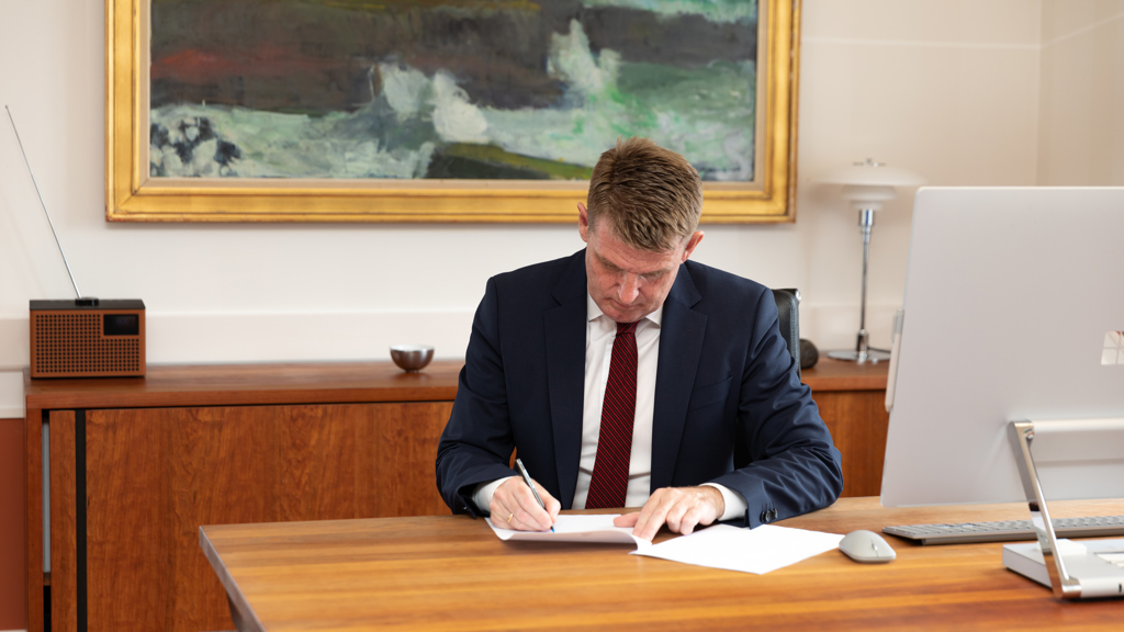 Landsstýrið latið Løgtinginum 27 uppskot í dag