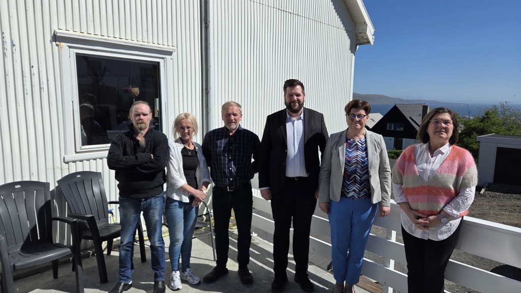 Landsstýrismaðurin vitjað ávegishúsið hjá Bláa Krossi