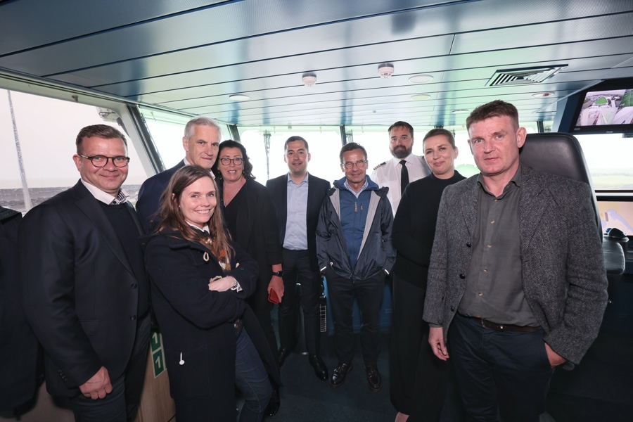 Norðurlendsku stjórnarleiðararnir á brúnni umborð á Herhjólfi á veg til Vestmannaoyggjar.