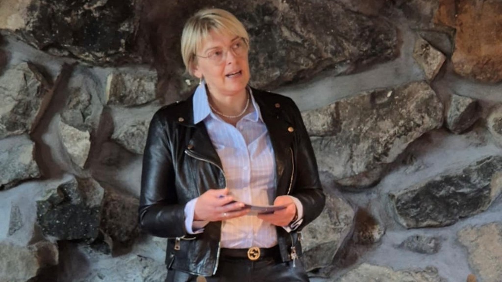 Røða frá Landstýriskvinnuni í samband við, at nýggja og slóðbrótandi grundvatnshitaskipanin í Glyvra skúla var tikin alment í nýtslu.