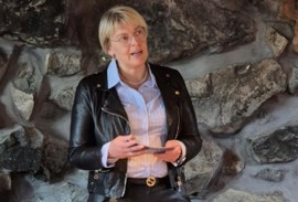 Røða frá Landstýriskvinnuni í samband við, at nýggja og slóðbrótandi grundvatnshitaskipanin í Glyvra skúla var tikin alment í nýtslu.