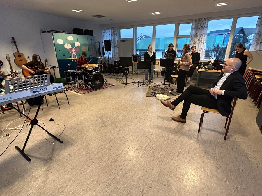 Eisini hoyrdi landsstýrismaðurin eina framførslu hjá tónleikabreytini, sum sat júst sum hon skuldi.