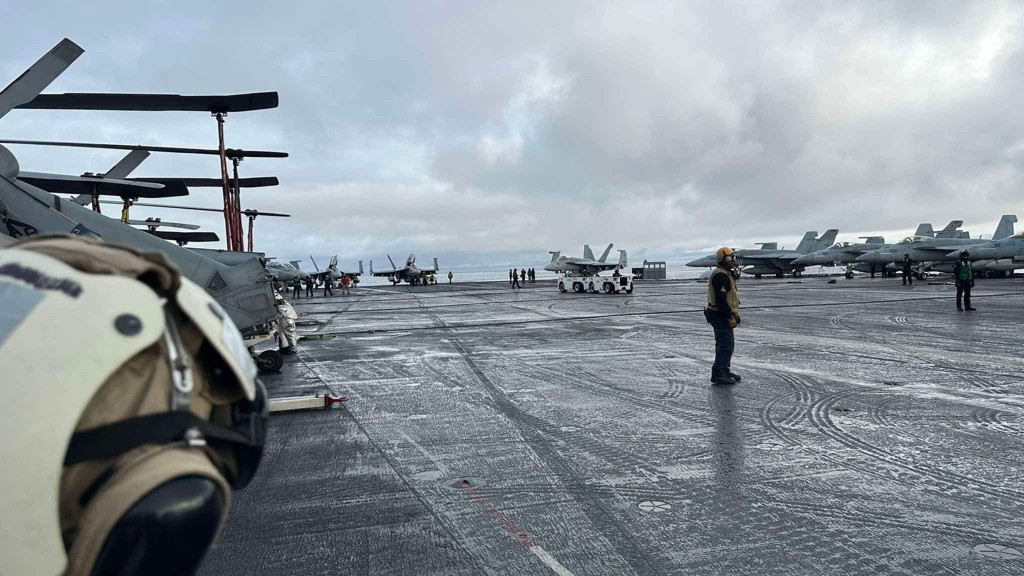 Landsstýrismaðurin umborð á amerikanska flogberanum USS Harry S. Truman