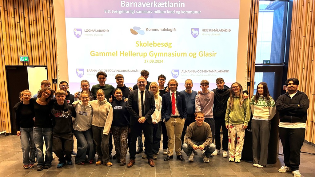 Danskir og føroyskir miðnámsskúlanæmingar vitja