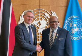 Høgni Hoydal á fundi við formannin fyri aðalfundin hjá Sameindu Tjóðum