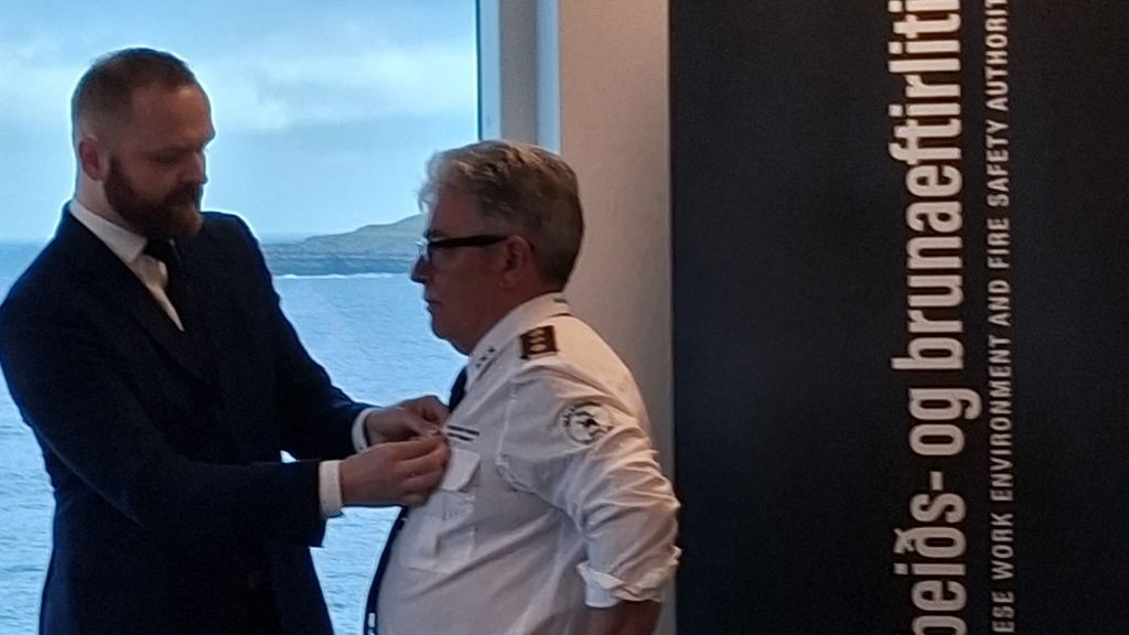 Fyrsta heiðurstekin fyri tænastu í tilbúgvingini handað